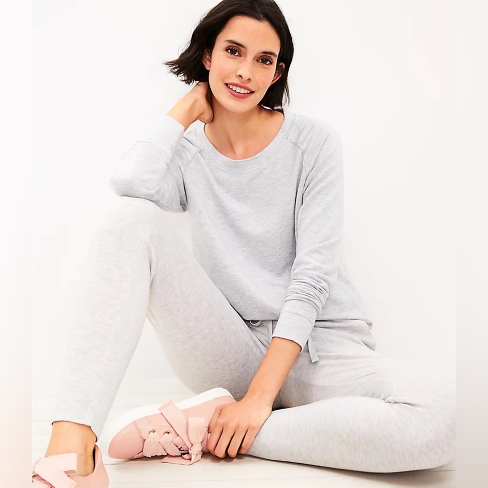 Lou & Grey Signaturesoft Sweatshirt in Sleek Heather Grey. Size L